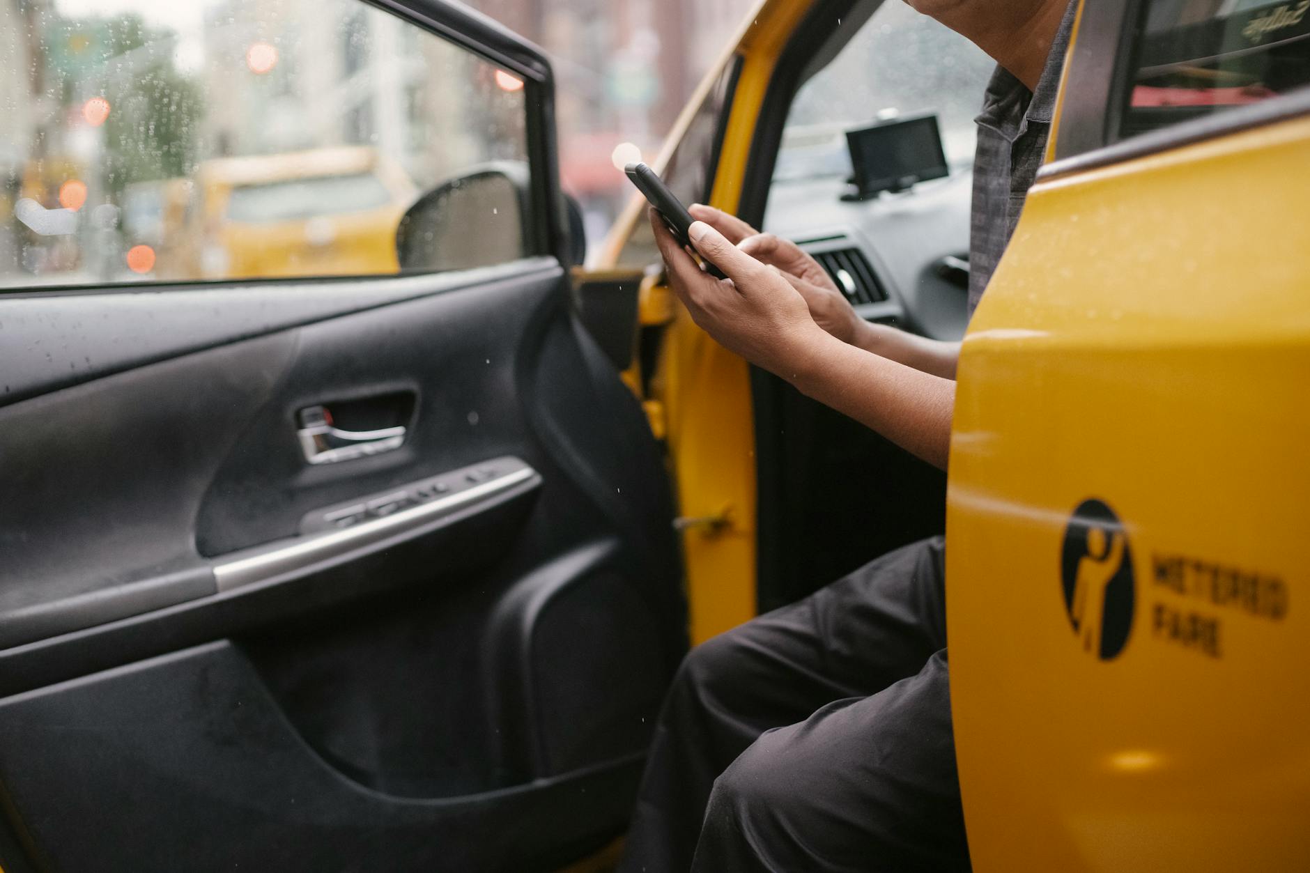 Automatizarea rezervărilor de taxi prin AI: Prețuri, distanță și cotații bazate pe reguli