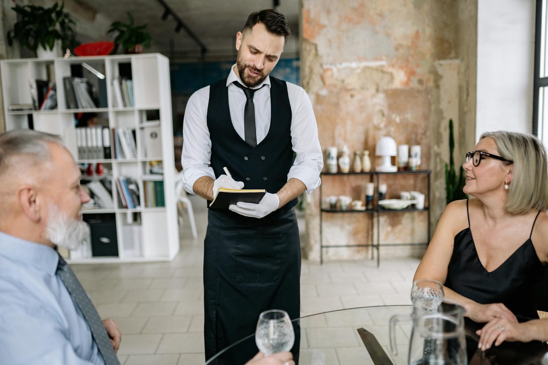 Automatizarea comenzilor la restaurante cu ajutorul AI: de la chat la bonul de plată