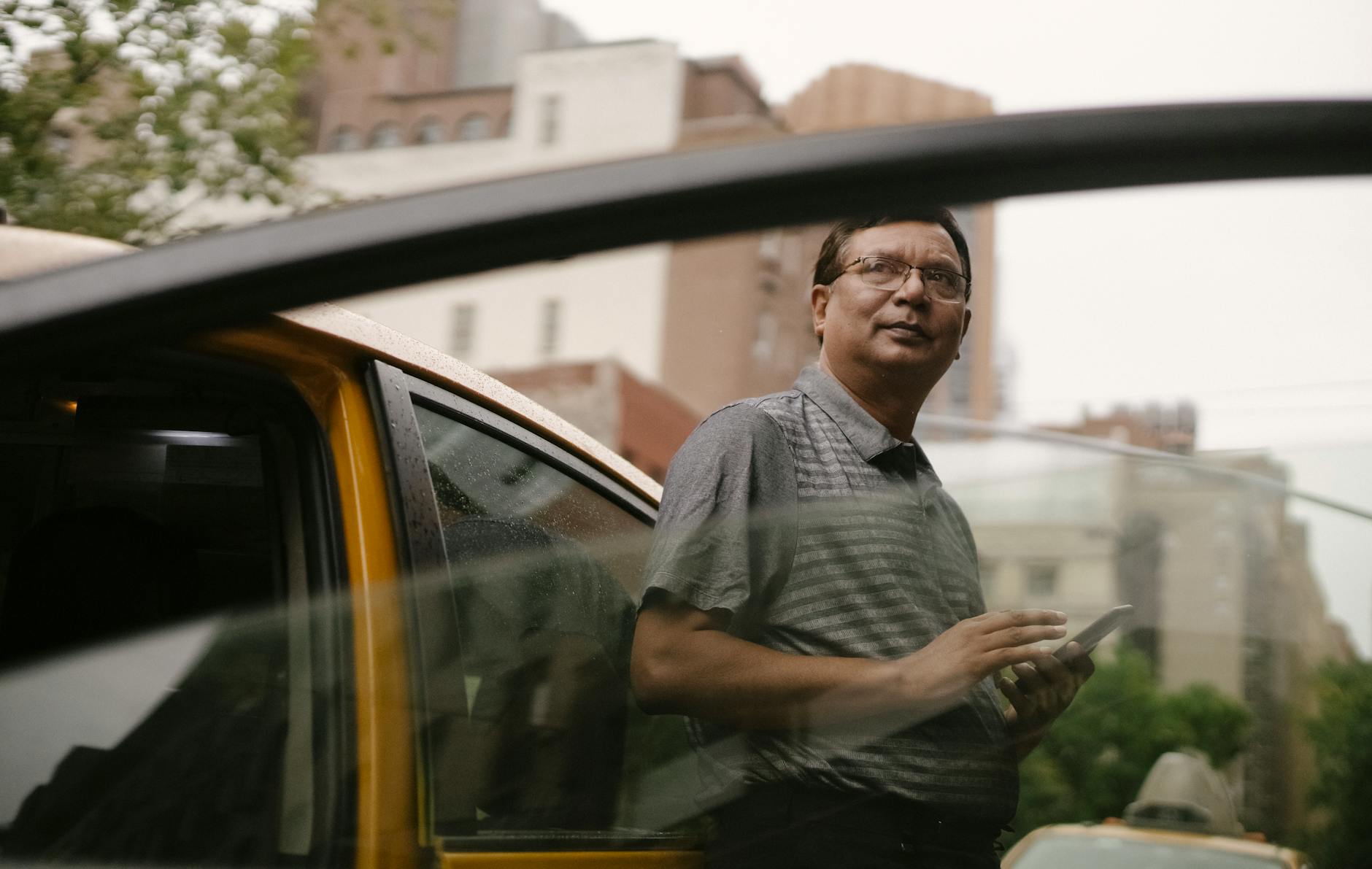 Cum să automatizezi rezervările cu AI în sistemele de taxi și șoferi