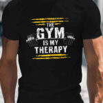 Tricou pentru Bărbați cu Grafica de Haltere - THE GYM IS MY Print, Design Fitness Negru și Auriu, Croială Largă Cu Mânecă Scurtă Și Decolteu Rotund, Țesut Ușor Pentru Antrenamentul De Culturism Și Greutatea Corpului, Îmbrăcăminte Casual Gym-Themed cu Logo Barbell Aurie, Potrivire Relaxată Pântru Vară, Ștergere Manuală sau Curatare Chimice, Material Respirant În Vreme Caldă, Haine Sportive Masculine Tematică Sală, Tricouri Sports Barbati Plus Size