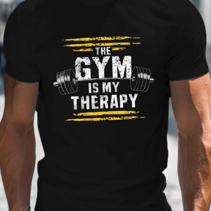 Tricou pentru Bărbați cu Grafica de Haltere - THE GYM IS MY Print, Design Fitness Negru și Auriu, Croială Largă Cu Mânecă Scurtă Și Decolteu Rotund, Țesut Ușor Pentru Antrenamentul De Culturism Și Greutatea Corpului, Îmbrăcăminte Casual Gym-Themed cu Logo Barbell Aurie, Potrivire Relaxată Pântru Vară, Ștergere Manuală sau Curatare Chimice, Material Respirant În Vreme Caldă, Haine Sportive Masculine Tematică Sală, Tricouri Sports Barbati Plus Size